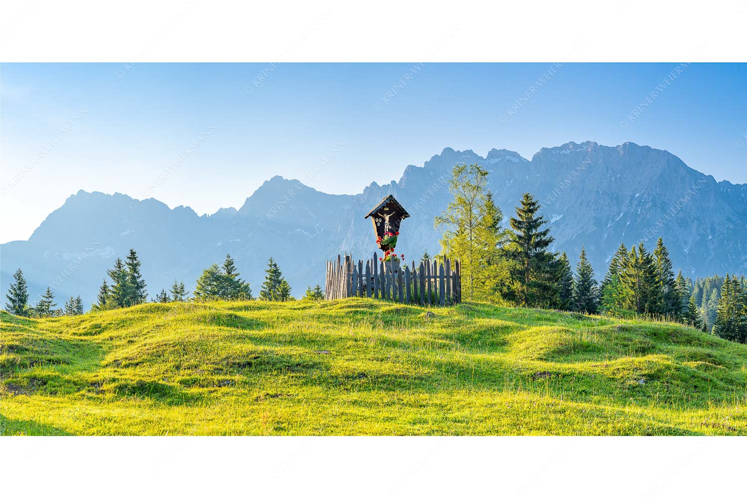 Wegkreuz mit Wörner, Tiefkarspitze und Westlicher Karwendelspitze