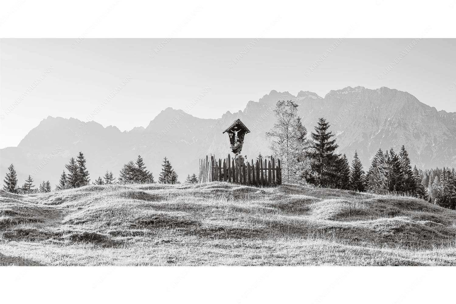 Göttlich – Seitenverhältnis 2:1 — Feldkreuz in den Buckelwiesen mit Karwendel Wegkreuz mit Wörner, Tiefkarspitze und Westlicher Karwendelspitze