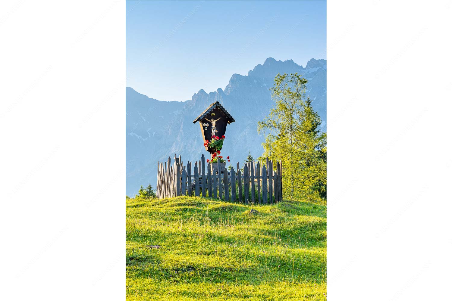 Göttlich – Seitenverhältnis 2:3 — Feldkreuz in den Buckelwiesen mit Karwendel Wegkreuz mit Wörner, Tiefkarspitze und Westlicher Karwendelspitze