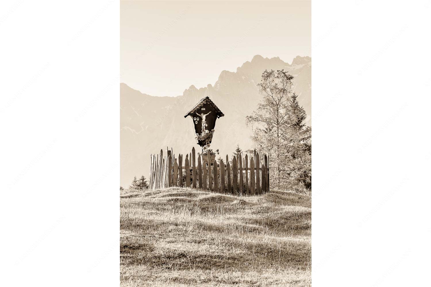 Göttlich – Seitenverhältnis 2:3 — Feldkreuz in den Buckelwiesen mit Karwendel Wegkreuz mit Wörner, Tiefkarspitze und Westlicher Karwendelspitze