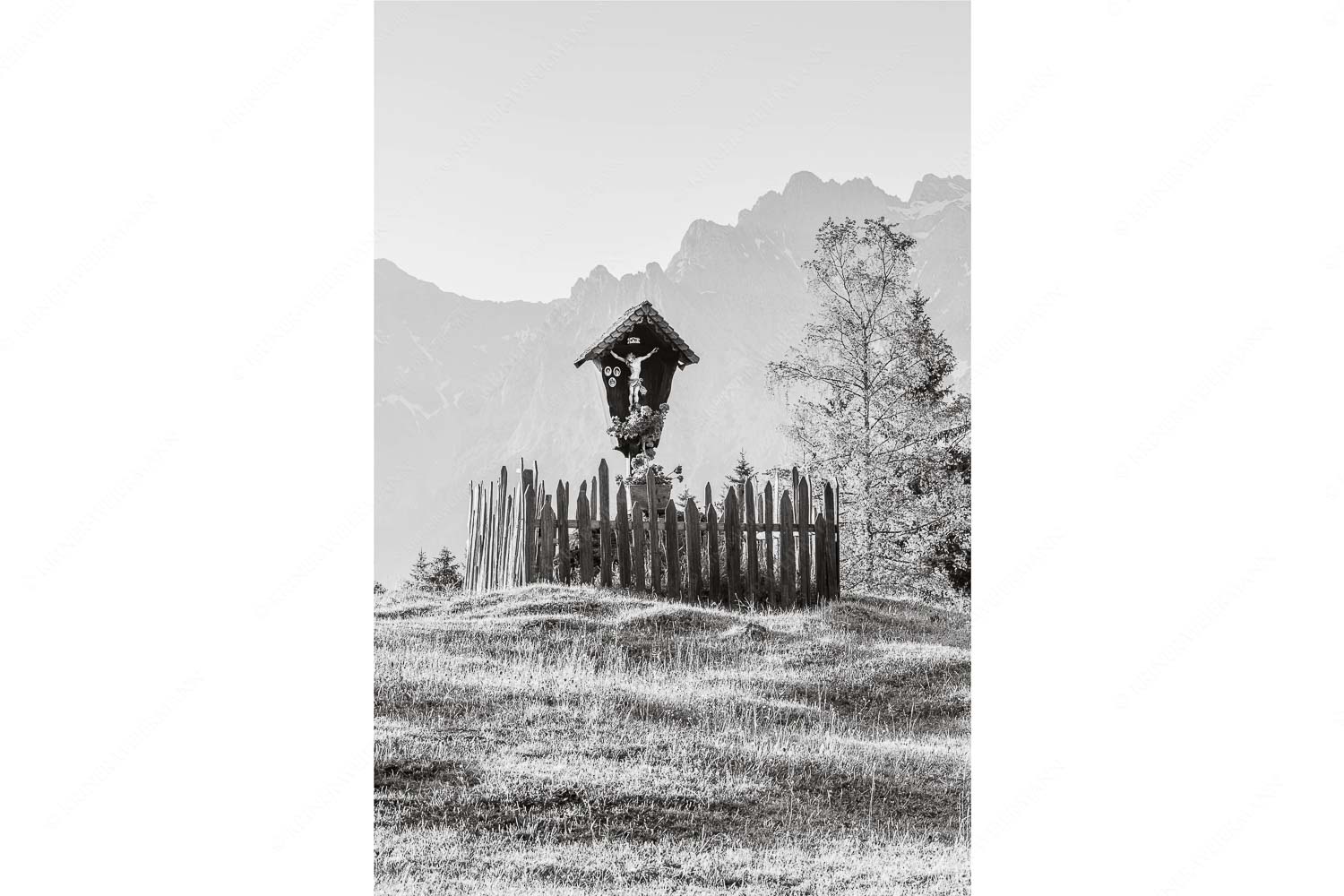 Wegkreuz mit Wörner, Tiefkarspitze und Westlicher Karwendelspitze - Göttlich - Seitenverhältnis 2:3 - Feldkreuz in den Buckelwiesen mit Karwendel - weitere Infos unter https://www.kriner-weiermann.de