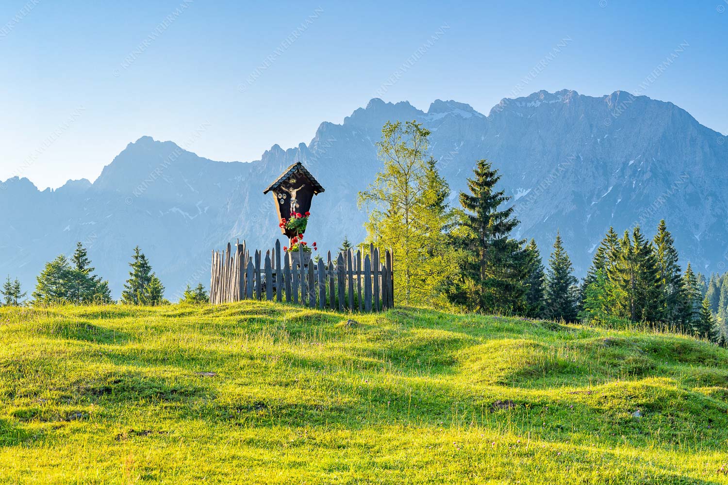 Wegkreuz mit Wörner, Tiefkarspitze und Westlicher Karwendelspitze