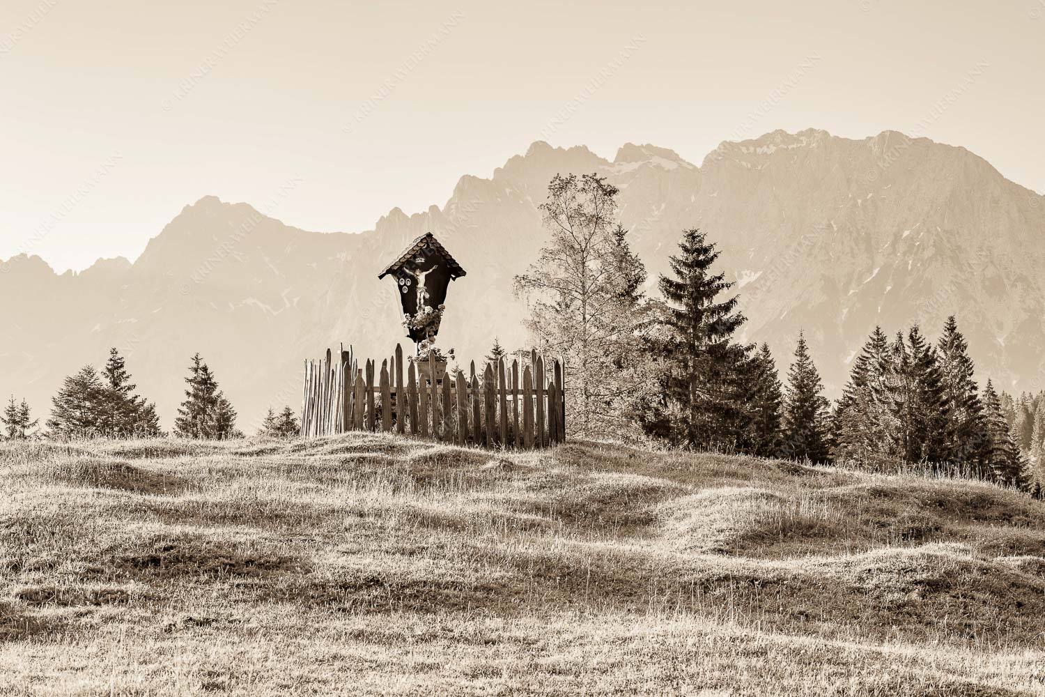Wegkreuz mit Wörner, Tiefkarspitze und Westlicher Karwendelspitze