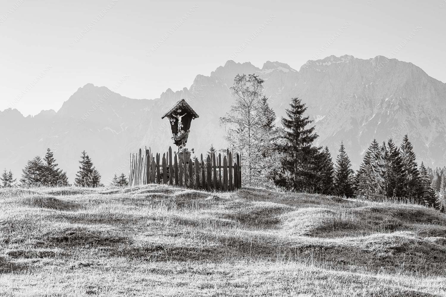 Wegkreuz mit Wörner, Tiefkarspitze und Westlicher Karwendelspitze - Göttlich - Seitenverhältnis 3:2 - Feldkreuz in den Buckelwiesen mit Karwendel - weitere Infos unter https://www.kriner-weiermann.de