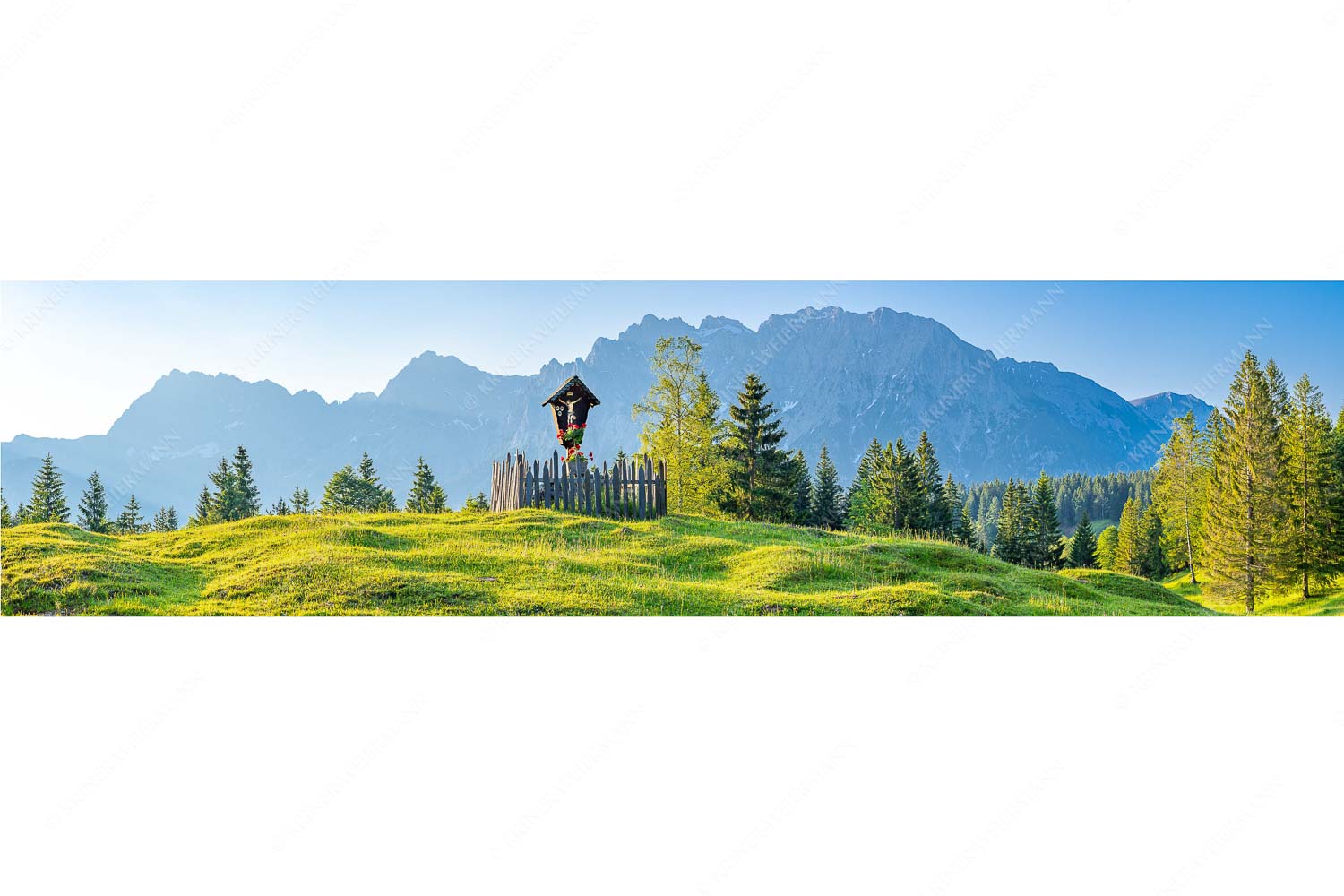 Wegkreuz mit Wörner, Tiefkarspitze und Westlicher Karwendelspitze - Göttlich - Seitenverhältnis 4:1 - Feldkreuz in den Buckelwiesen mit Karwendel - weitere Infos unter https://www.kriner-weiermann.de