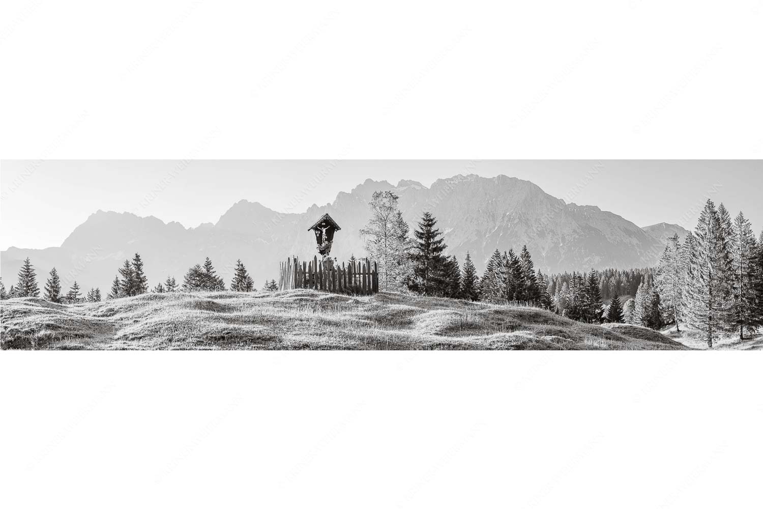 Wegkreuz mit Wörner, Tiefkarspitze und Westlicher Karwendelspitze - Göttlich - Seitenverhältnis 4:1 - Feldkreuz in den Buckelwiesen mit Karwendel - weitere Infos unter https://www.kriner-weiermann.de