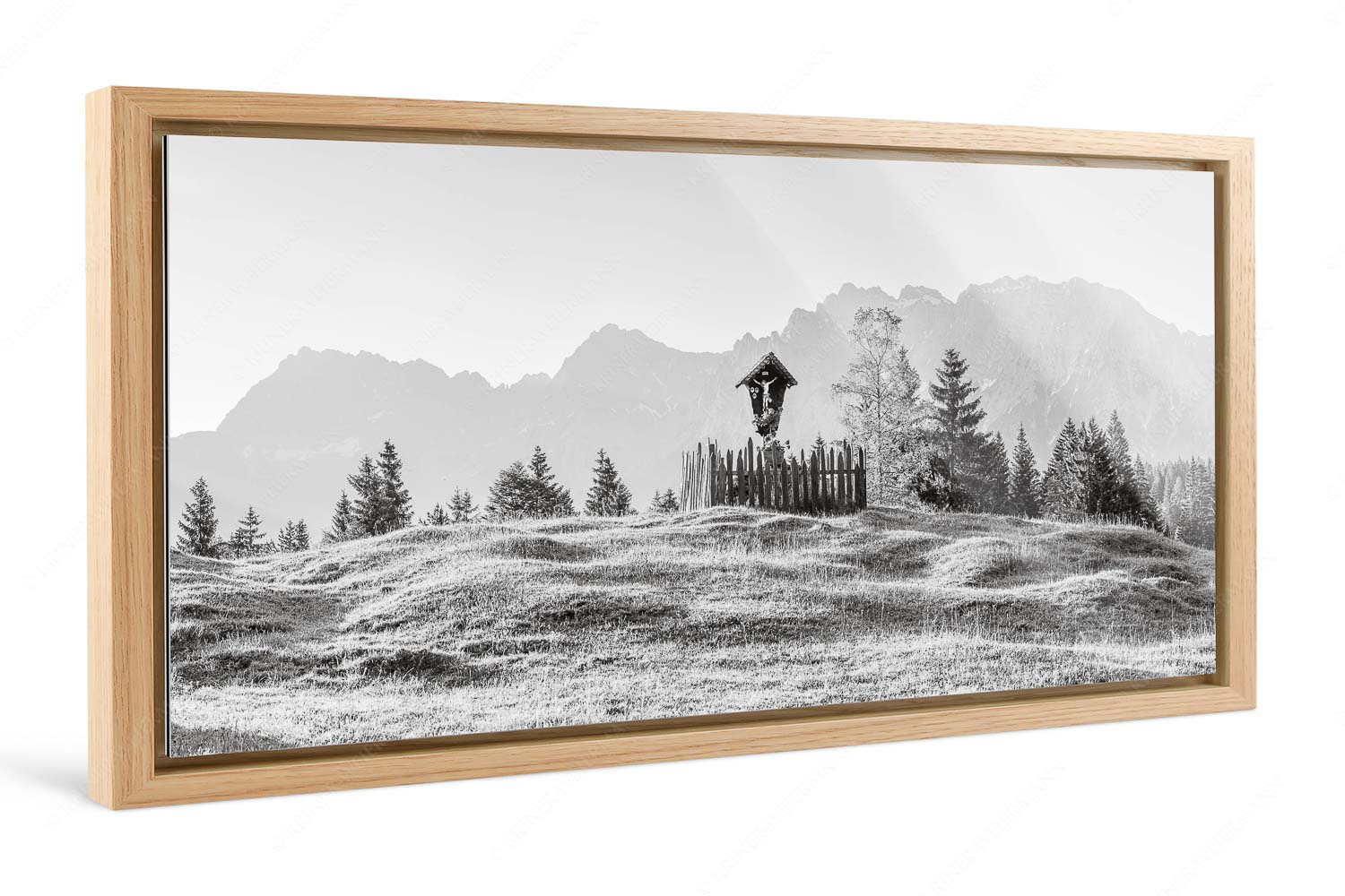 Göttlich – Foto im Schattenfugen-Rahmen — Feldkreuz in den Buckelwiesen mit Karwendel Wegkreuz mit Wörner, Tiefkarspitze und Westlicher Karwendelspitze - Göttlich - Foto im Schattenfugen-Rahmen - Feldkreuz in den Buckelwiesen mit Karwendel - weitere Infos unter https://www.kriner-weiermann.de