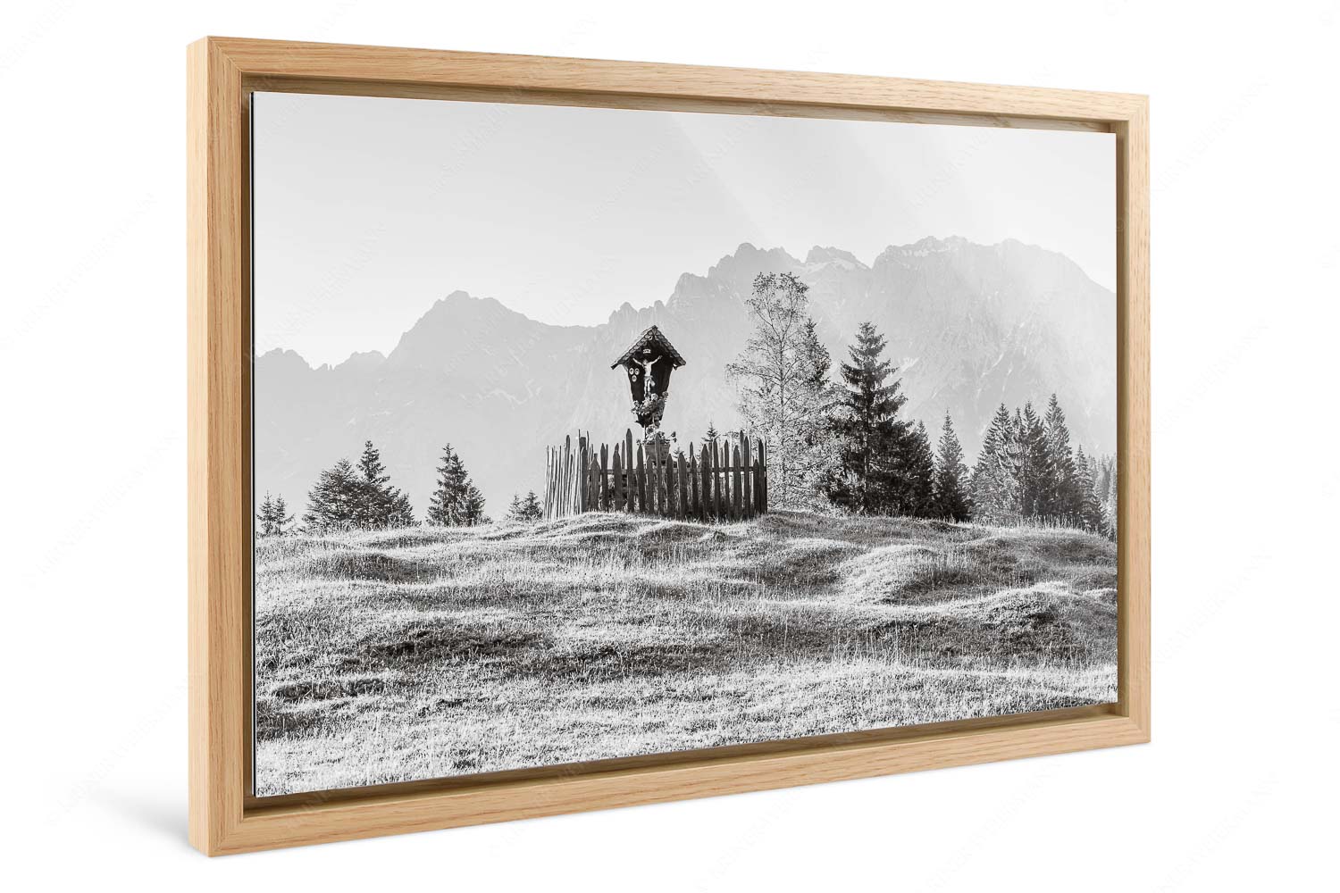 Göttlich – Foto im Schattenfugen-Rahmen — Feldkreuz in den Buckelwiesen mit Karwendel Wegkreuz mit Wörner, Tiefkarspitze und Westlicher Karwendelspitze - Göttlich - Foto im Schattenfugen-Rahmen - Feldkreuz in den Buckelwiesen mit Karwendel - weitere Infos unter https://www.kriner-weiermann.de