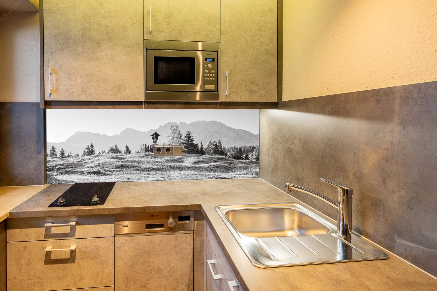 Göttlich – Größe ca. 150x60cm, Seitenverhältnis 2,5:1 — Feldkreuz in den Buckelwiesen mit Karwendel Wegkreuz mit Wörner, Tiefkarspitze und Westlicher Karwendelspitze - Göttlich - Größe ca. 150x60cm, Seitenverhältnis 2,5:1 - Feldkreuz in den Buckelwiesen mit Karwendel - weitere Infos unter https://www.kriner-weiermann.de