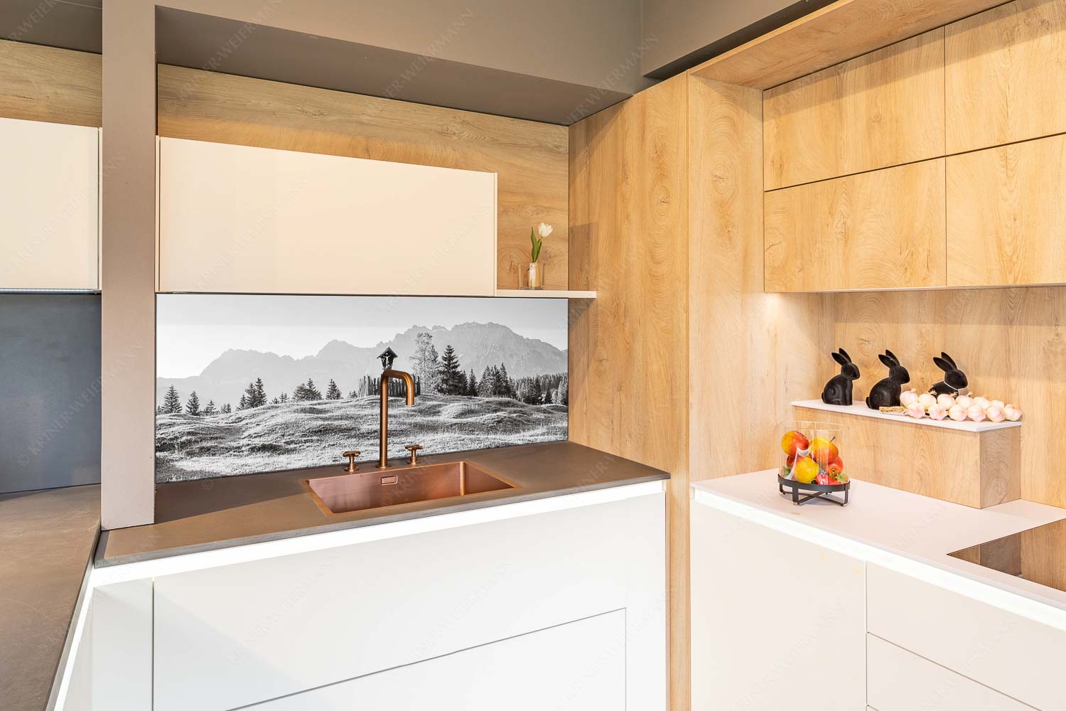 Göttlich – Größe ca. 150x60cm, Seitenverhältnis 2,5:1 — Feldkreuz in den Buckelwiesen mit Karwendel Wegkreuz mit Wörner, Tiefkarspitze und Westlicher Karwendelspitze - Göttlich - Größe ca. 150x60cm, Seitenverhältnis 2,5:1 - Feldkreuz in den Buckelwiesen mit Karwendel - weitere Infos unter https://www.kriner-weiermann.de