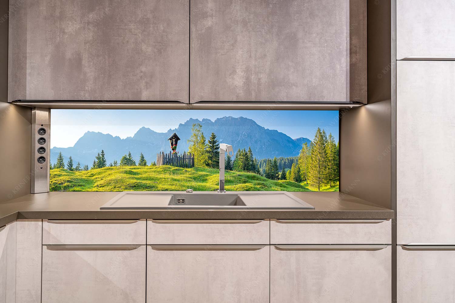 Göttlich – Größe ca. 200x50cm, Seitenverhältnis ca: 4:1 — Feldkreuz in den Buckelwiesen mit Karwendel Wegkreuz mit Wörner, Tiefkarspitze und Westlicher Karwendelspitze - Göttlich - Größe ca. 200x50cm, Seitenverhältnis ca: 4:1 - Feldkreuz in den Buckelwiesen mit Karwendel - weitere Infos unter https://www.kriner-weiermann.de