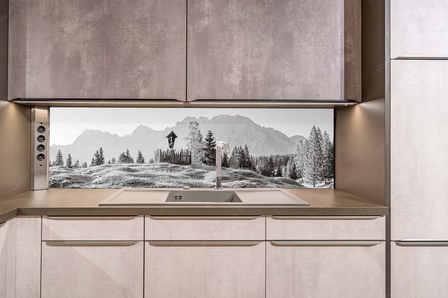 Göttlich – Größe ca. 200x50cm, Seitenverhältnis ca: 4:1 — Feldkreuz in den Buckelwiesen mit Karwendel Wegkreuz mit Wörner, Tiefkarspitze und Westlicher Karwendelspitze - Göttlich - Größe ca. 200x50cm, Seitenverhältnis ca: 4:1 - Feldkreuz in den Buckelwiesen mit Karwendel - weitere Infos unter https://www.kriner-weiermann.de