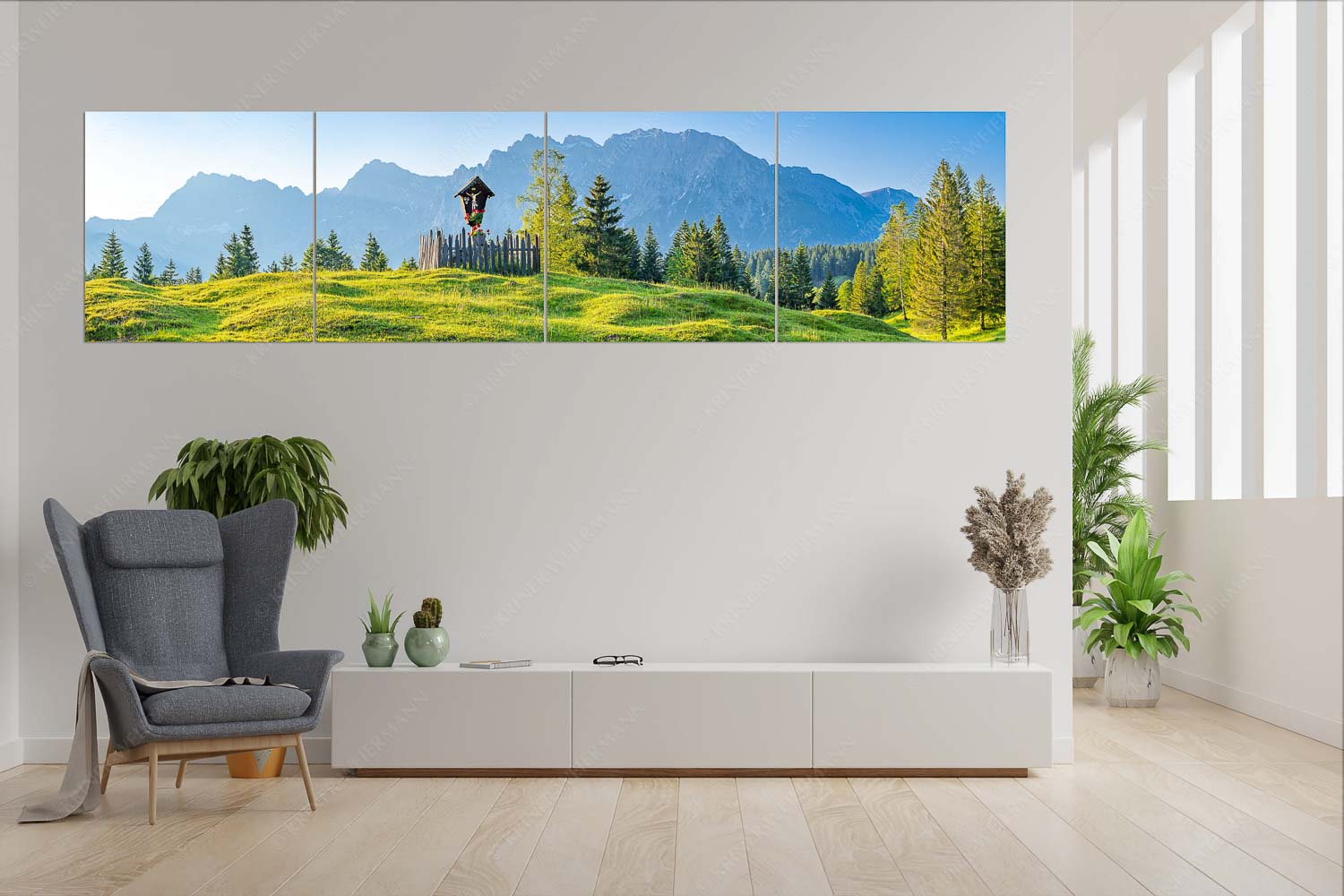 Wegkreuz mit Wörner, Tiefkarspitze und Westlicher Karwendelspitze - Göttlich - 4er Split, Größe ca. 280x70cm, Seitenverhältnis 4 - Feldkreuz in den Buckelwiesen mit Karwendel - weitere Infos unter https://www.kriner-weiermann.de