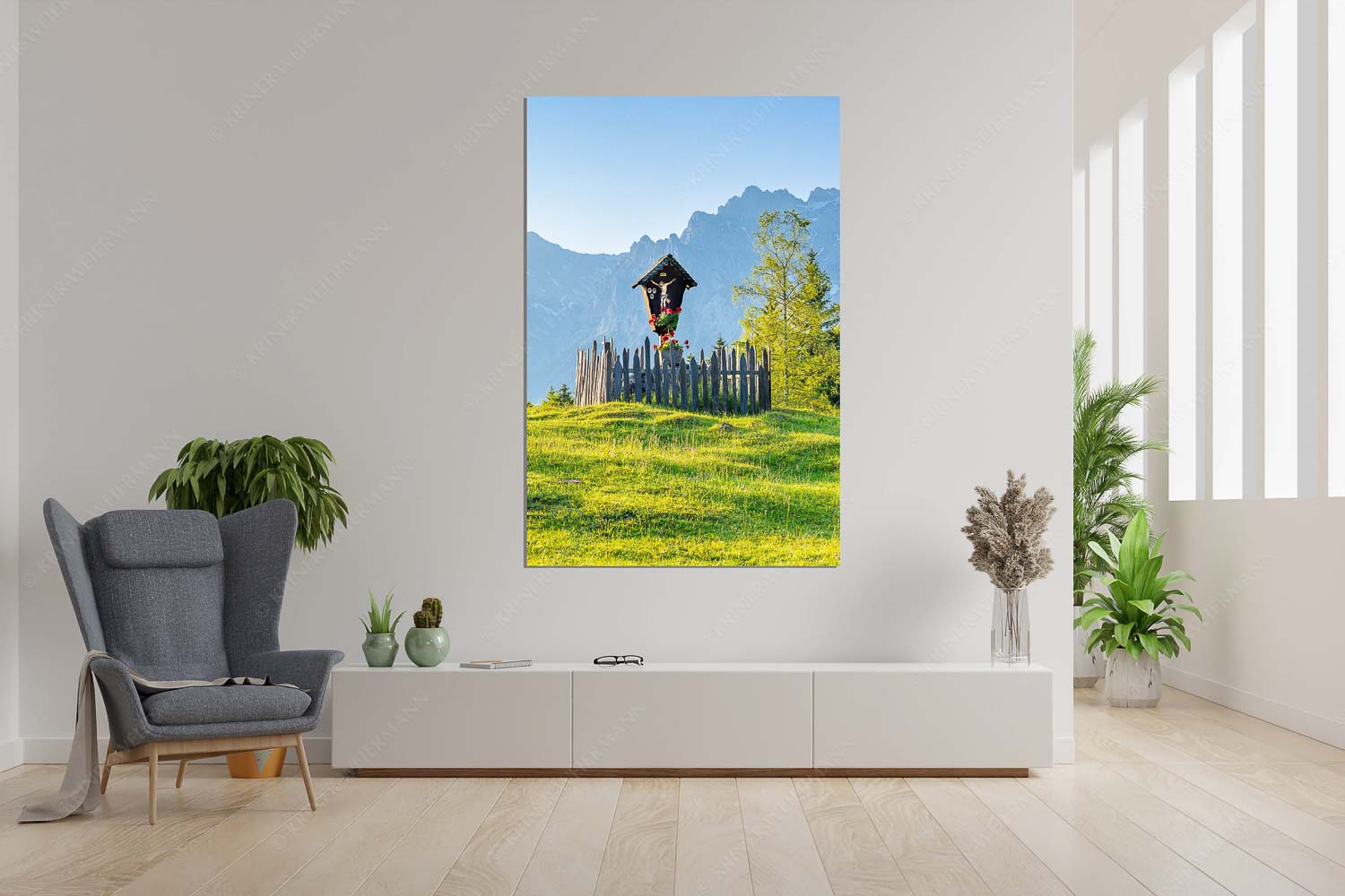 Göttlich – Größe ca. 120x180cm, Seitenverhältnis 2:3 — Feldkreuz in den Buckelwiesen mit Karwendel Wegkreuz mit Wörner, Tiefkarspitze und Westlicher Karwendelspitze - Göttlich - Größe ca. 120x180cm, Seitenverhältnis 2:3 - Feldkreuz in den Buckelwiesen mit Karwendel - weitere Infos unter https://www.kriner-weiermann.de