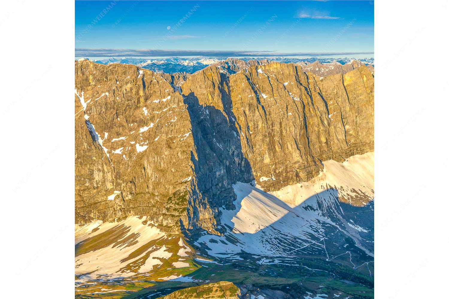Blick in die Laliderer Nordwände im Karwendel bei Sonnenaufgang - Goldener Riegel - Seitenverhältnis 1:1 - Karwendelhauptkamm - weitere Infos unter https://www.kriner-weiermann.de