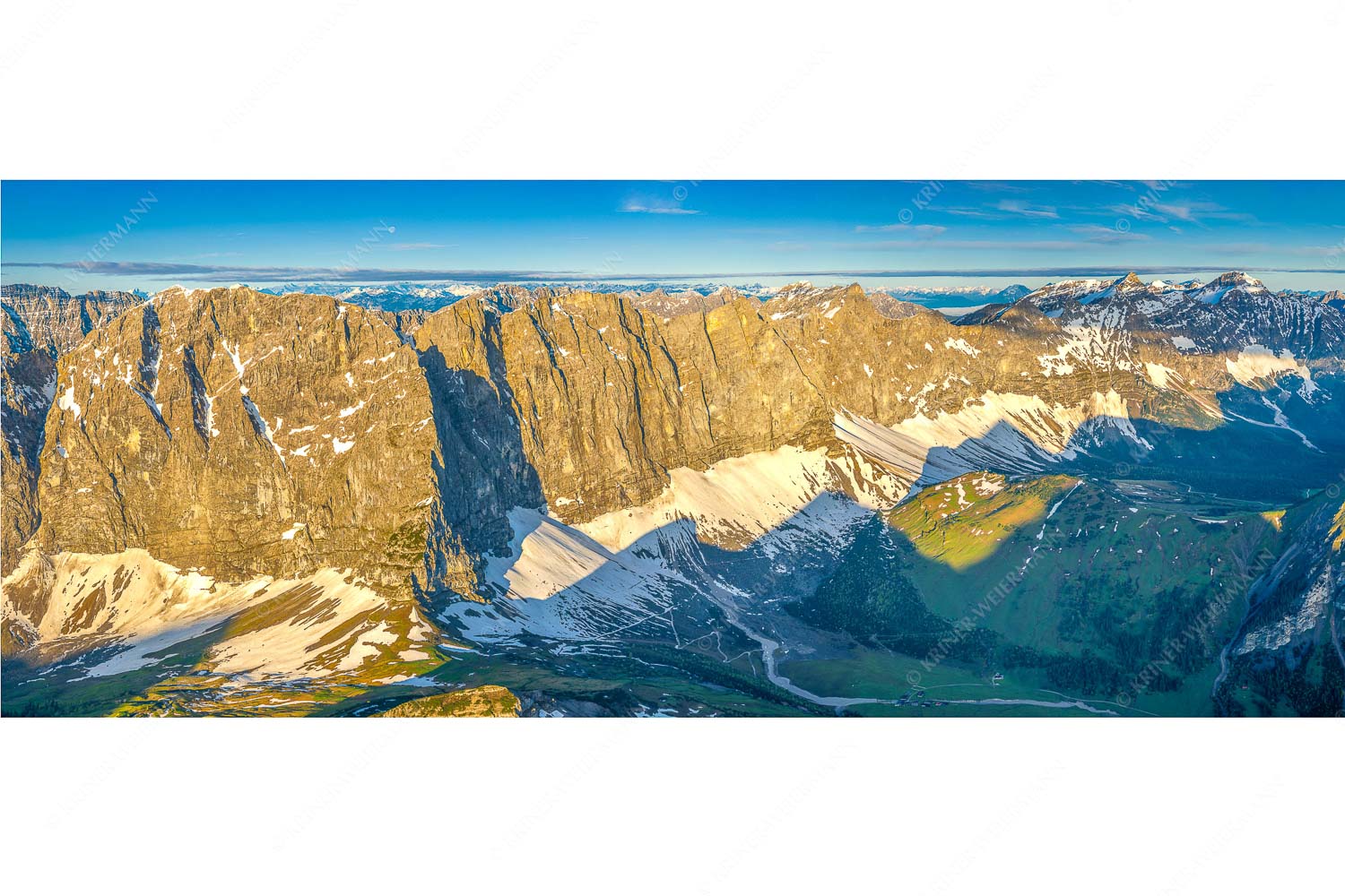 Blick in die Laliderer Nordwände im Karwendel bei Sonnenaufgang - Goldener Riegel - Seitenverhältnis 2,5:1 - Karwendelhauptkamm - weitere Infos unter https://www.kriner-weiermann.de