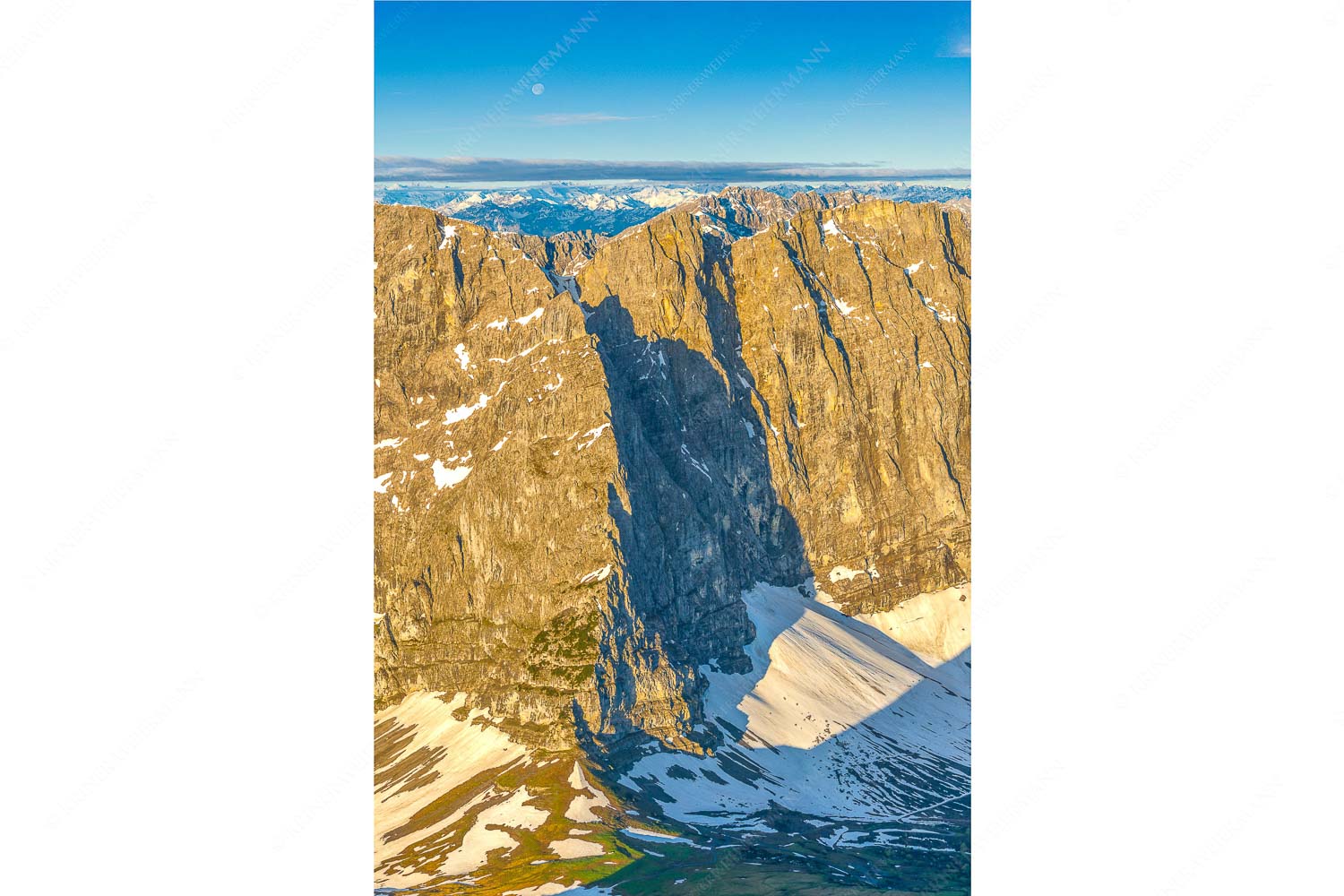 Goldener Riegel – Seitenverhältnis 2:3 — Karwendelhauptkamm Blick in die Laliderer Nordwände im Karwendel bei Sonnenaufgang