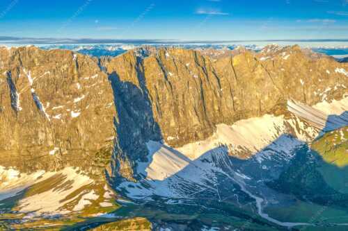 Blick in die Laliderer Nordwände im Karwendel bei Sonnenaufgang - Goldener Riegel - Seitenverhältnis 3:2 - Karwendelhauptkamm - weitere Infos unter https://www.kriner-weiermann.de