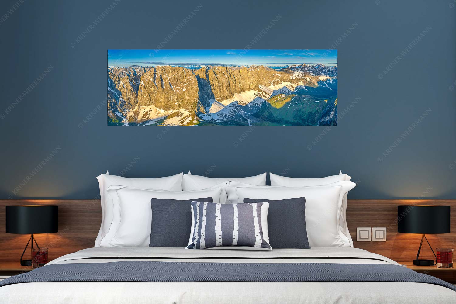 Goldener Riegel – Größe ca. 180x60cm, Seitenverhältnis 3:1 — Karwendelhauptkamm Blick in die Laliderer Nordwände im Karwendel bei Sonnenaufgang - Goldener Riegel - Größe ca. 180x60cm, Seitenverhältnis 3:1 - Karwendelhauptkamm - weitere Infos unter https://www.kriner-weiermann.de