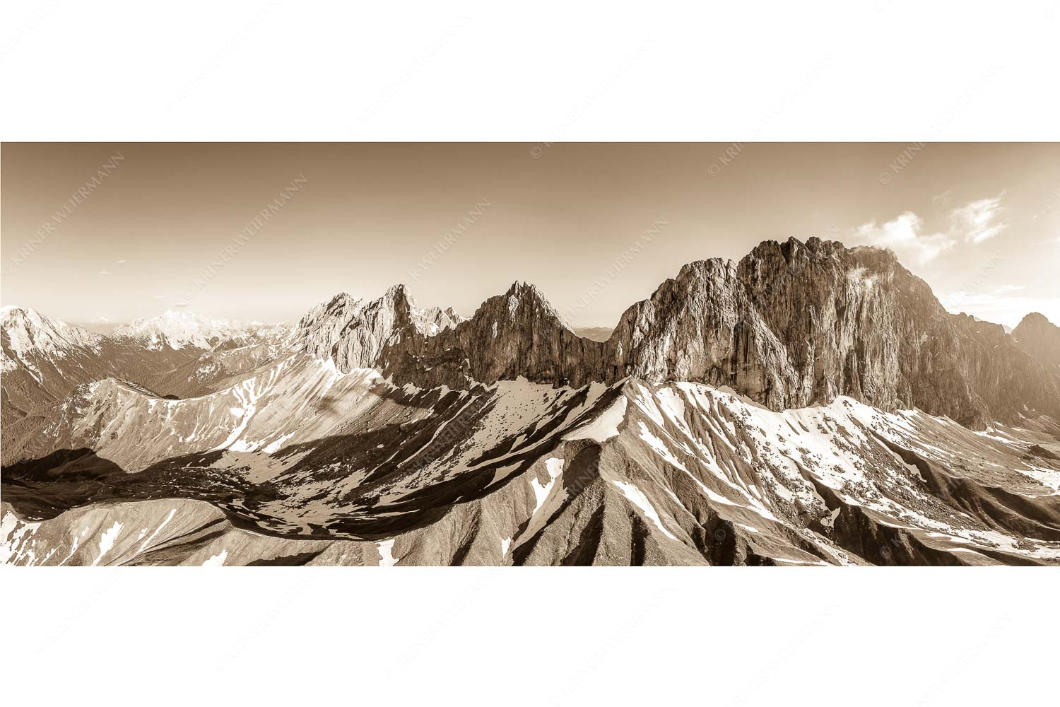 Grüner Mantel – Seitenverhältnis 2,5:1 — Schüsselkarspitze Scharnitzspitze Oberreintalschrofen Wetterstein Südseite mit letzten Schneeresten im Puittal
