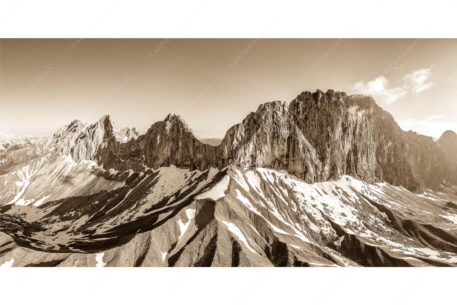 Grüner Mantel – Seitenverhältnis 2:1 — Schüsselkarspitze Scharnitzspitze Oberreintalschrofen Wetterstein Südseite mit letzten Schneeresten im Puittal