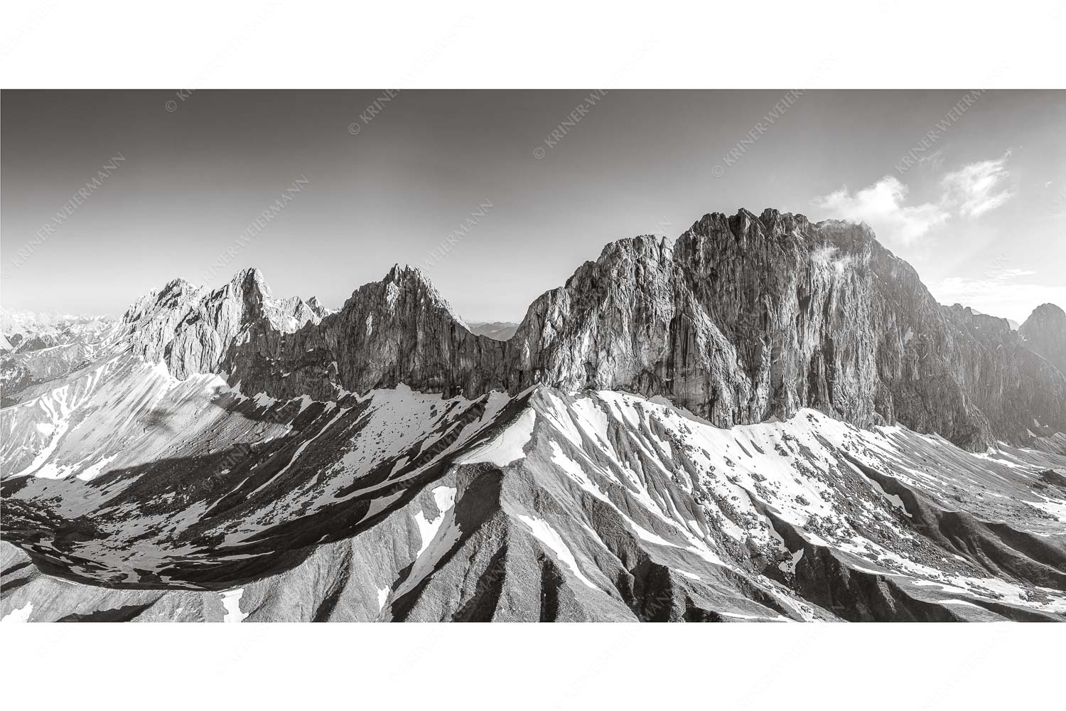 Wetterstein Südseite mit letzten Schneeresten im Puittal