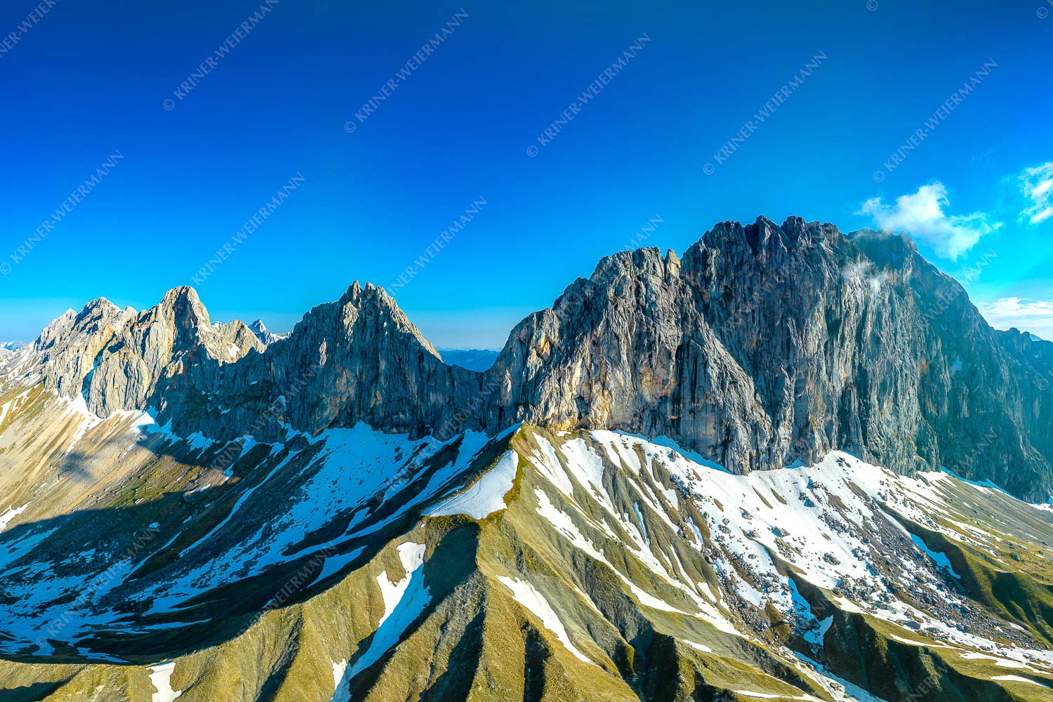 Grüner Mantel – Seitenverhältnis 3:2 — Schüsselkarspitze Scharnitzspitze Oberreintalschrofen Wetterstein Südseite mit letzten Schneeresten im Puittal