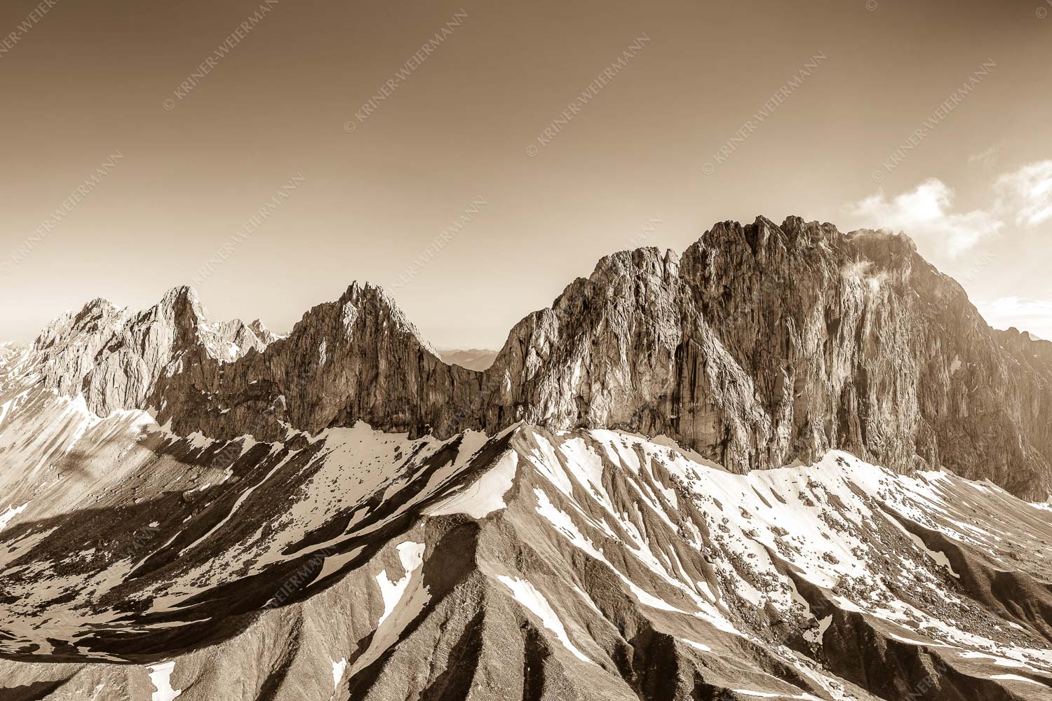 Grüner Mantel – Seitenverhältnis 3:2 — Schüsselkarspitze Scharnitzspitze Oberreintalschrofen Wetterstein Südseite mit letzten Schneeresten im Puittal