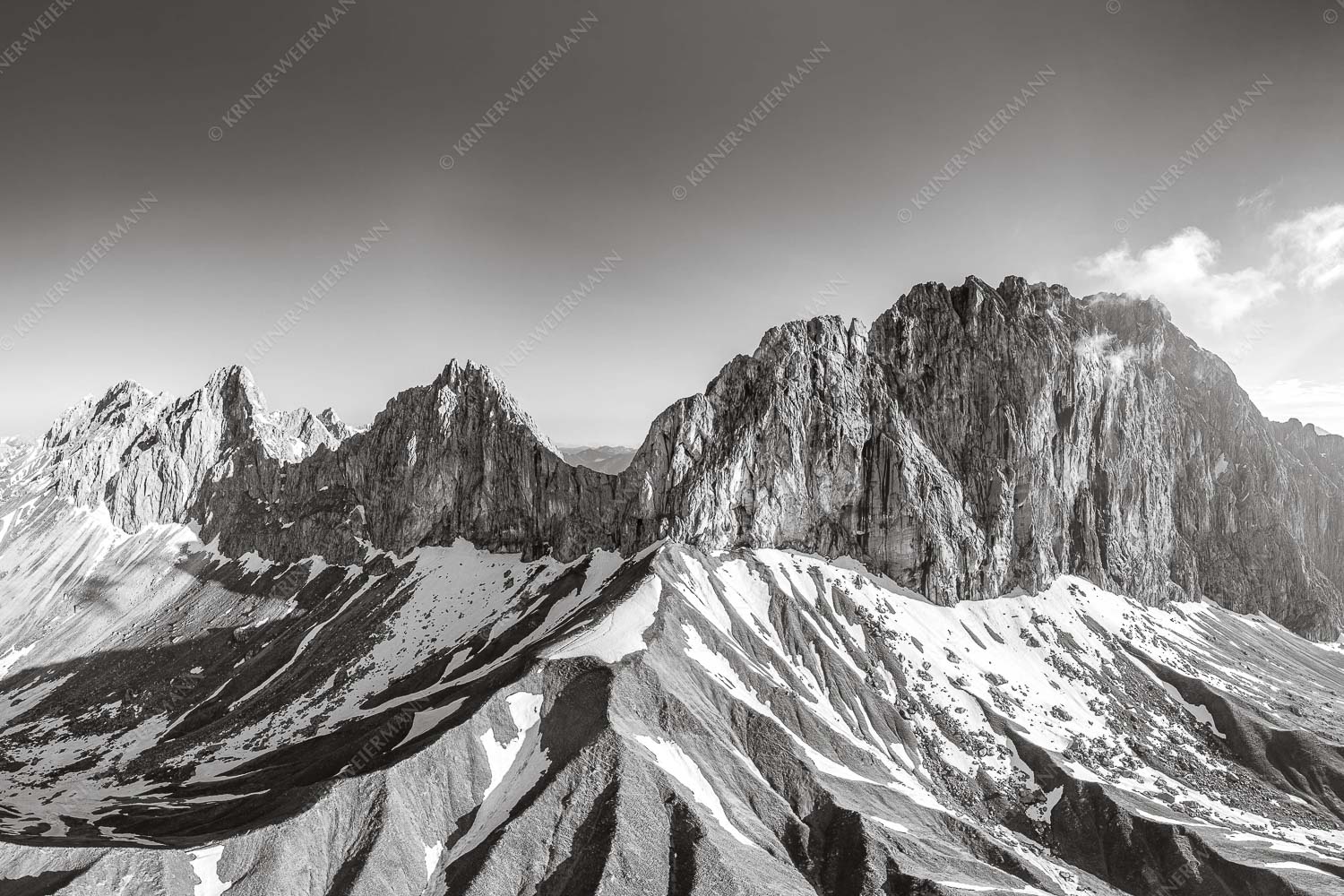 Grüner Mantel – Seitenverhältnis 3:2 — Schüsselkarspitze Scharnitzspitze Oberreintalschrofen Wetterstein Südseite mit letzten Schneeresten im Puittal