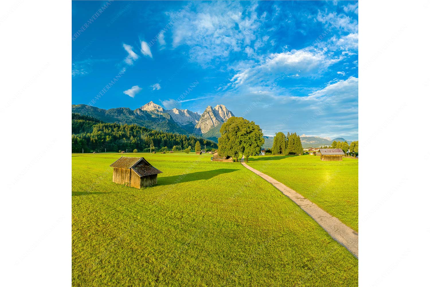 Hammersbacherweg – Seitenverhältnis 1:1 — Alpspitze Jubiläumsgrat und Waxenstein Blick zur Alpspitze und Waxenstein im Wetterstein bei Sonnenaufgang