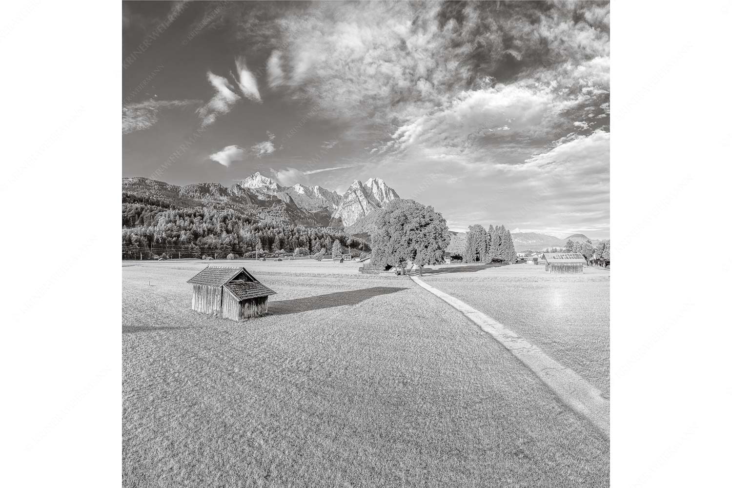 Blick zur Alpspitze und Waxenstein im Wetterstein bei Sonnenaufgang - Hammersbacherweg - Seitenverhältnis 1:1 - Alpspitze Jubiläumsgrat und Waxenstein - weitere Infos unter https://www.kriner-weiermann.de