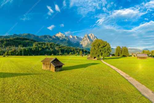 Blick zur Alpspitze und Waxenstein im Wetterstein bei Sonnenaufgang - Hammersbacherweg - Seitenverhältnis 3:2 - Alpspitze Jubiläumsgrat und Waxenstein - weitere Infos unter https://www.kriner-weiermann.de