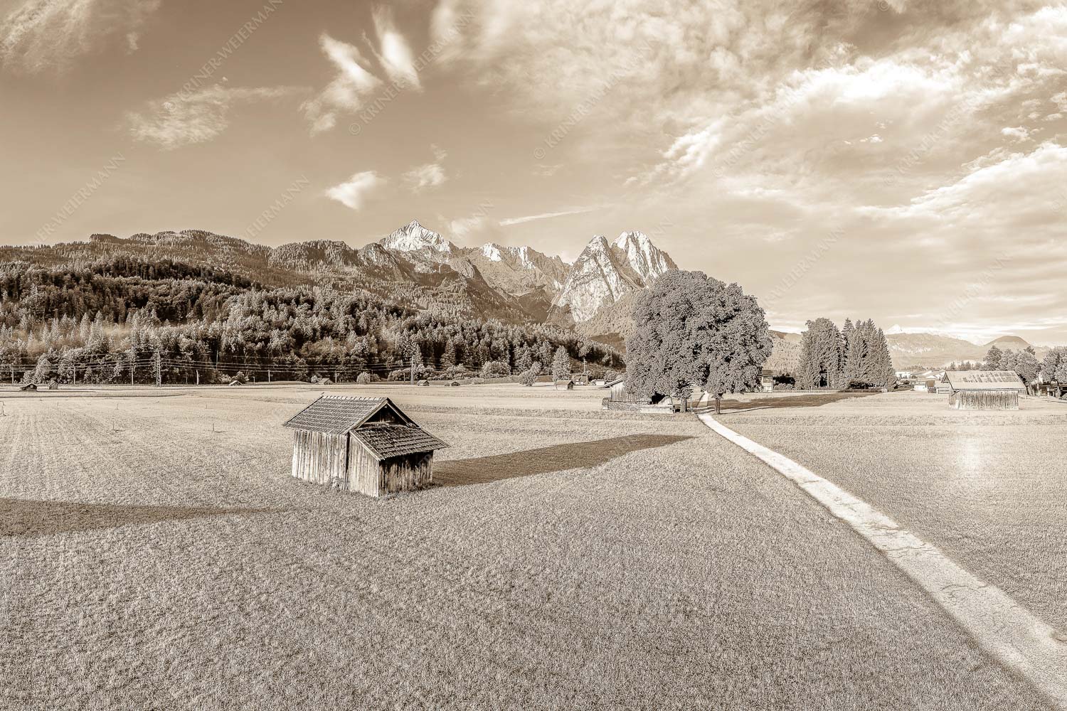Hammersbacherweg – Seitenverhältnis 3:2 — Alpspitze Jubiläumsgrat und Waxenstein Blick zur Alpspitze und Waxenstein im Wetterstein bei Sonnenaufgang