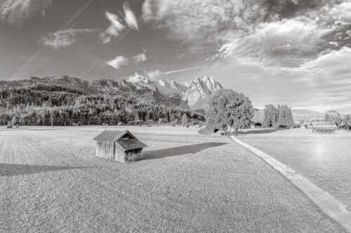 Blick zur Alpspitze und Waxenstein im Wetterstein bei Sonnenaufgang - Hammersbacherweg - Seitenverhältnis 3:2 - Alpspitze Jubiläumsgrat und Waxenstein - weitere Infos unter https://www.kriner-weiermann.de