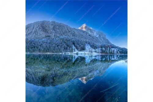 Herbstlicher Ferchensee mit erstem Schnee mit Blick zum Gamsanger und den Wettersteinspitzen - Harmonie der Elemente - Seitenverhältnis 1:1 - Ferchensee mit Wetterstein - weitere Infos unter https://www.kriner-weiermann.de