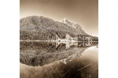 Herbstlicher Ferchensee mit erstem Schnee mit Blick zum Gamsanger und den Wettersteinspitzen - Harmonie der Elemente - Seitenverhältnis 1:1 - Ferchensee mit Wetterstein - weitere Infos unter https://www.kriner-weiermann.de