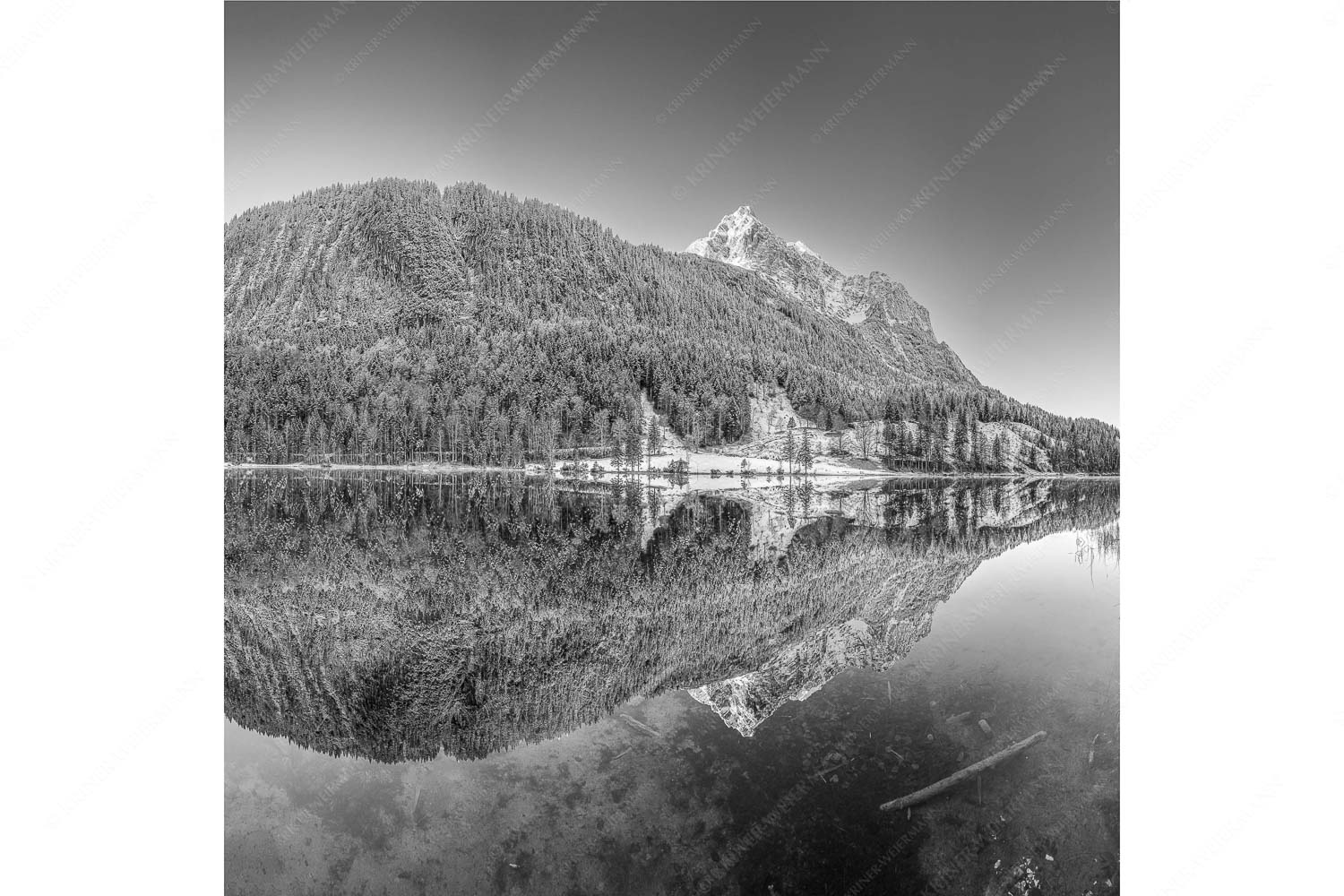 Harmonie der Elemente – Seitenverhältnis 1:1 — Ferchensee mit Wetterstein Herbstlicher Ferchensee mit erstem Schnee mit Blick zum Gamsanger und den Wettersteinspitzen