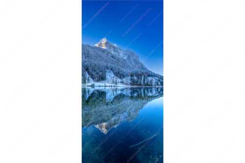 Herbstlicher Ferchensee mit erstem Schnee mit Blick zum Gamsanger und den Wettersteinspitzen - Harmonie der Elemente - Seitenverhältnis 1:2 - Ferchensee mit Wetterstein - weitere Infos unter https://www.kriner-weiermann.de