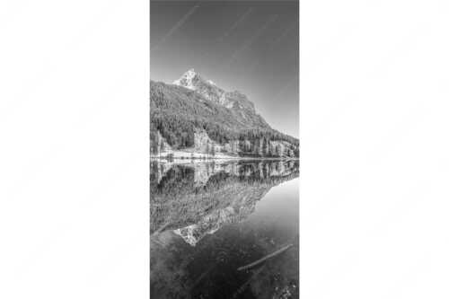 Herbstlicher Ferchensee mit erstem Schnee mit Blick zum Gamsanger und den Wettersteinspitzen - Harmonie der Elemente - Seitenverhältnis 1:2 - Ferchensee mit Wetterstein - weitere Infos unter https://www.kriner-weiermann.de