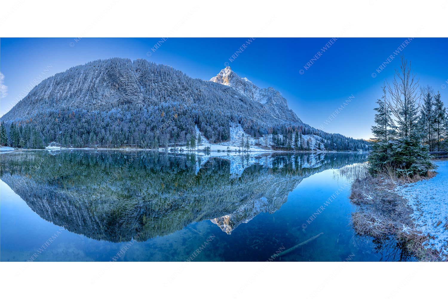 Herbstlicher Ferchensee mit erstem Schnee mit Blick zum Gamsanger und den Wettersteinspitzen
