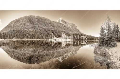 Herbstlicher Ferchensee mit erstem Schnee mit Blick zum Gamsanger und den Wettersteinspitzen - Harmonie der Elemente - Seitenverhältnis 2:1 - Ferchensee mit Wetterstein - weitere Infos unter https://www.kriner-weiermann.de