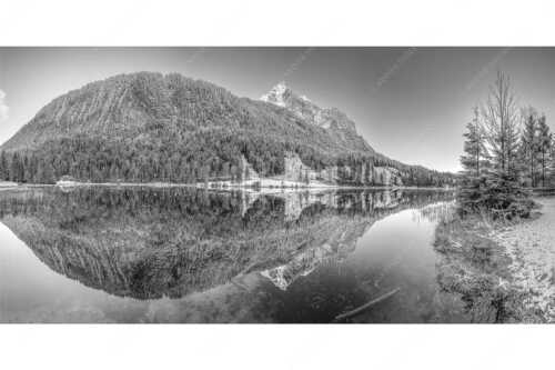 Herbstlicher Ferchensee mit erstem Schnee mit Blick zum Gamsanger und den Wettersteinspitzen - Harmonie der Elemente - Seitenverhältnis 2:1 - Ferchensee mit Wetterstein - weitere Infos unter https://www.kriner-weiermann.de