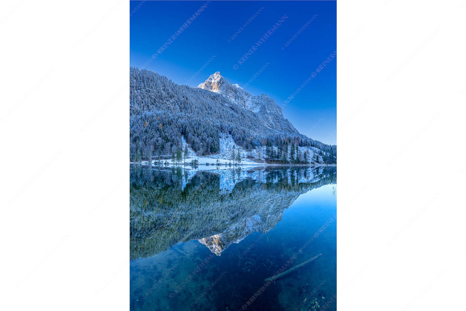 Herbstlicher Ferchensee mit erstem Schnee mit Blick zum Gamsanger und den Wettersteinspitzen
