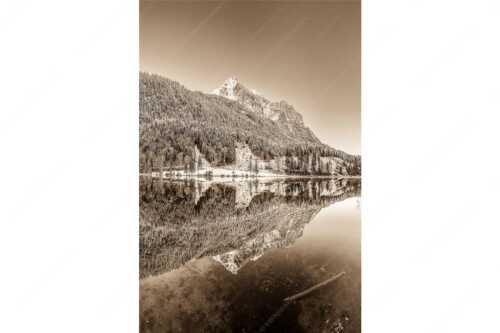 Herbstlicher Ferchensee mit erstem Schnee mit Blick zum Gamsanger und den Wettersteinspitzen - Harmonie der Elemente - Seitenverhältnis 2:3 - Ferchensee mit Wetterstein - weitere Infos unter https://www.kriner-weiermann.de
