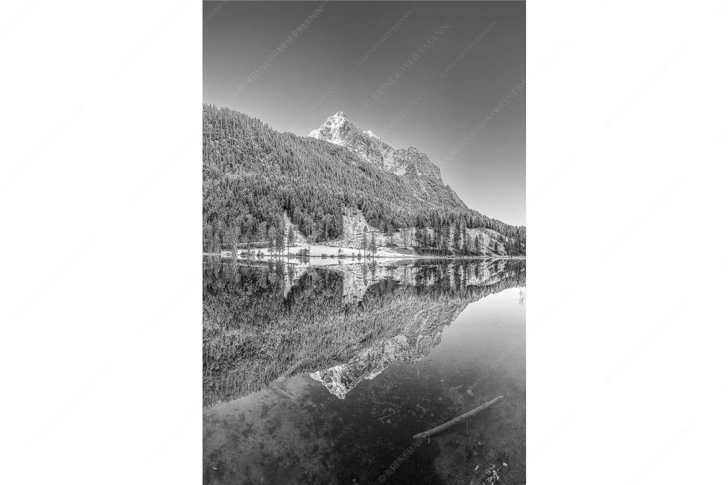 Herbstlicher Ferchensee mit erstem Schnee mit Blick zum Gamsanger und den Wettersteinspitzen