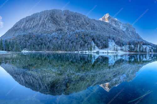Herbstlicher Ferchensee mit erstem Schnee mit Blick zum Gamsanger und den Wettersteinspitzen - Harmonie der Elemente - Seitenverhältnis 3:2 - Ferchensee mit Wetterstein - weitere Infos unter https://www.kriner-weiermann.de