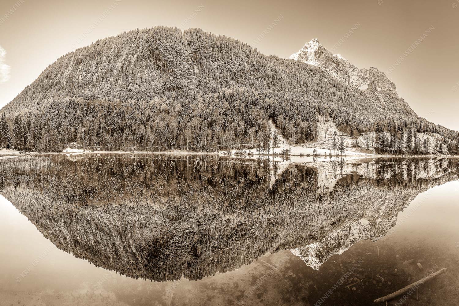 Herbstlicher Ferchensee mit erstem Schnee mit Blick zum Gamsanger und den Wettersteinspitzen