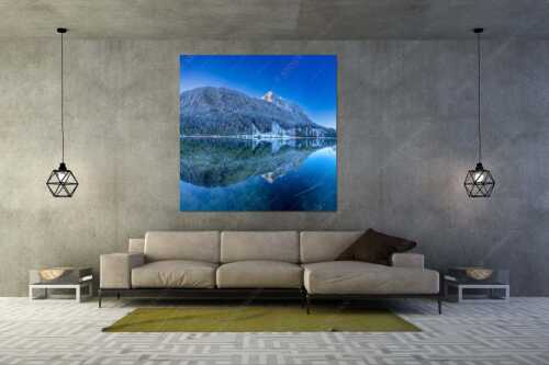 Herbstlicher Ferchensee mit erstem Schnee mit Blick zum Gamsanger und den Wettersteinspitzen - Harmonie der Elemente - Größe ca. 160x160cm, Seitenverhältnis 1:1 - Ferchensee mit Wetterstein - weitere Infos unter https://www.kriner-weiermann.de