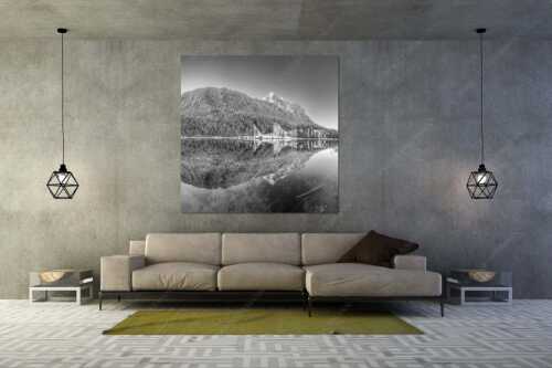 Herbstlicher Ferchensee mit erstem Schnee mit Blick zum Gamsanger und den Wettersteinspitzen - Harmonie der Elemente - Größe ca. 160x160cm, Seitenverhältnis 1:1 - Ferchensee mit Wetterstein - weitere Infos unter https://www.kriner-weiermann.de
