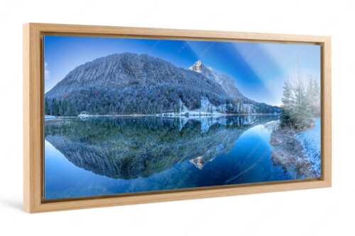 Herbstlicher Ferchensee mit erstem Schnee mit Blick zum Gamsanger und den Wettersteinspitzen - Harmonie der Elemente - Foto im Schattenfugen-Rahmen - Ferchensee mit Wetterstein - weitere Infos unter https://www.kriner-weiermann.de